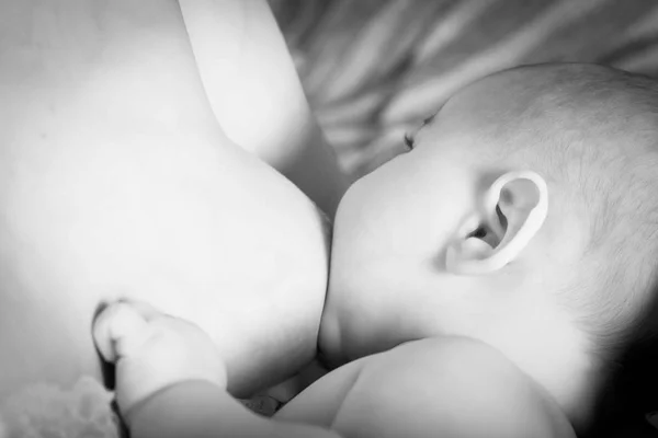 Madre lactante bebé — Foto de Stock