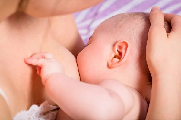 Madre lactante bebé — Foto de Stock