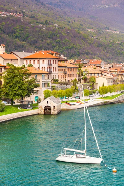 Cannobio en Lake Maggiore, en el distrito de Piamonte, Italia —  Fotos de Stock