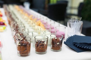 Çeşitli aperatifler ve parmak yiyecekleri.