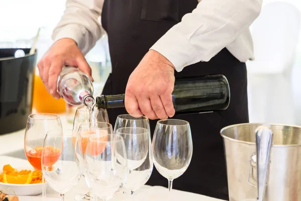 Champagner und Gläser — Stockfoto