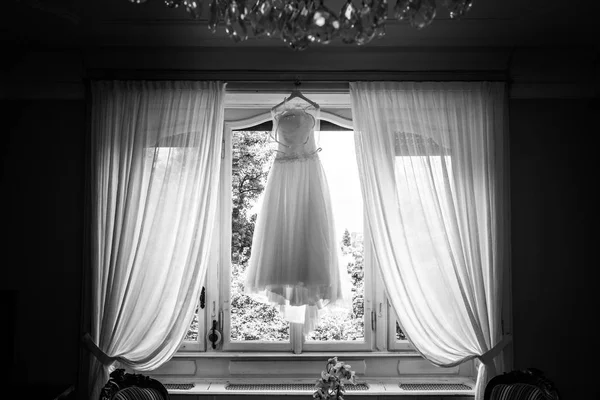 Piękna suknia ślubna — Zdjęcie stockowe