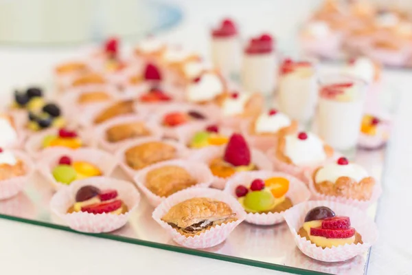 Разнообразный мини-десерт — стоковое фото