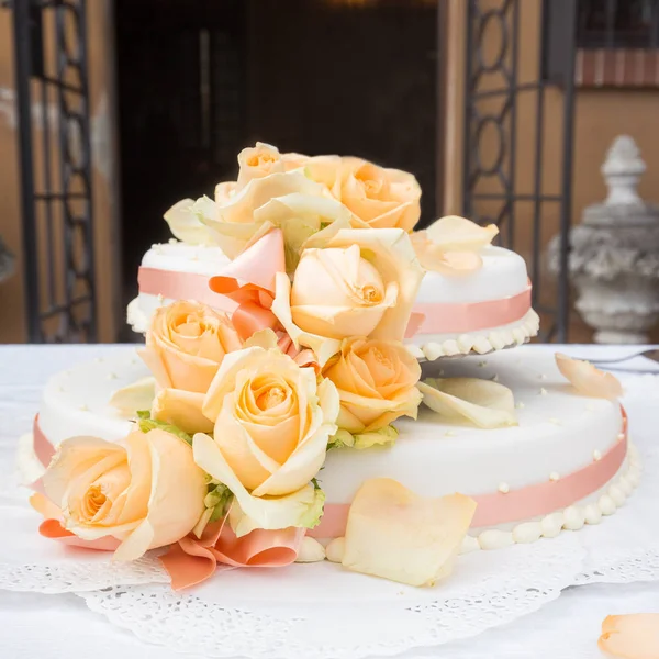 室外的甜蜜婚礼蛋糕 — 图库照片