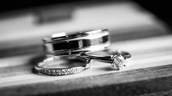 Gold wedding rings on satin pillow — Stock Photo, Image