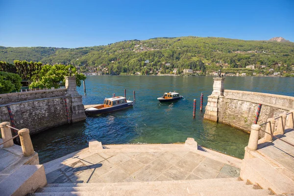 Stresa, Verbania (Італія)-21 квітня 2017: Погляд на острові Белла, Острови Борромео озера Маджоре у провінції П'ємонт, Італія. — стокове фото