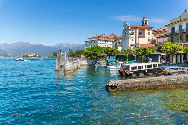 Stresa, Verbania, Italie - 21 avril 2017 : Vue de l'île Bella, les îles Borromées du lac Majeur dans le Piémont, Italie . — Photo