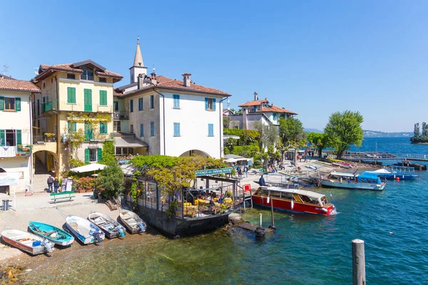 Stresa, Verbania, Italia - 21 de abril de 2017: Vista de los pescadores isleños; Islas Borromeas del Lago Mayor en Piamonte, Italia . — Foto de Stock