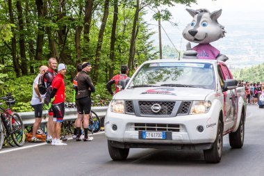 Oropa, İtalya - 20 Mayıs 2017: Sponsor ile arabalar İtalya Bisiklet Turu yakınındaki Oropa, İtalya Bisiklet Turu 100 edition varıştan 14 aşamasına katılmak.