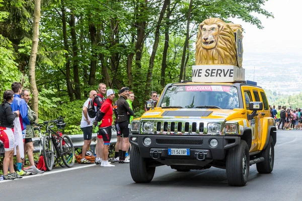 OROPA, ITALIA - 20 DE MAYO DE 2017: Coches con patrocinador participan en la 14ª etapa del Giro de Italia cerca de la llegada a Oropa, la 100ª edición del Giro de Italia . — Foto de Stock