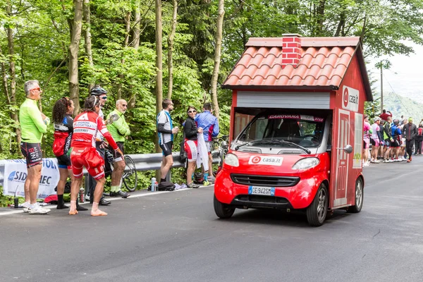 OROPA, ITALIE - 20 MAI 2017 : Des voitures avec sponsor participent à la 14ème étape du Giro d'Italia près de l'arrivée à Oropa, la 100ème édition du Giro d'Italia . — Photo