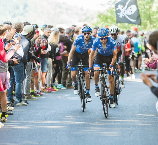 OROPA, ITALIA - 20 DE MAYO DE 2017: Ciclistas participan en la 14ª etapa del Giro de Italia Castellania-Oropa, la 100ª edición del Giro de Italia . — Foto de Stock