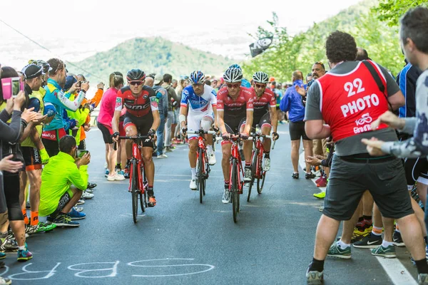 ओरोपा, इटली 20 मई 2017: साइकिल चालक गिरो डी'स्टेल कैस्टेलानिया-ओरोपा के 14 वें चरण में भाग लेते हैं, जो गिरो डी'टेलिया के 100 वें संस्करण है। . — स्टॉक फ़ोटो, इमेज