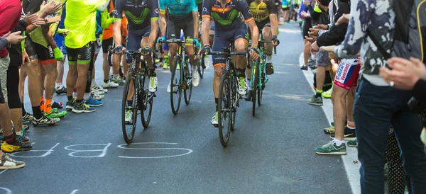 OROPA, ITALIA - 20 DE MAYO DE 2017: Ciclistas participan en la 14ª etapa del Giro de Italia Castellania-Oropa, la 100ª edición del Giro de Italia . — Foto de Stock