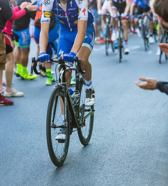 OROPA, ITALIA - 20 DE MAYO DE 2017: Ciclistas participan en la 14ª etapa del Giro de Italia Castellania-Oropa, la 100ª edición del Giro de Italia . — Foto de Stock