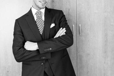 Şık smokin içinde damat