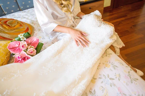 Novia con su vestido de novia elegante —  Fotos de Stock