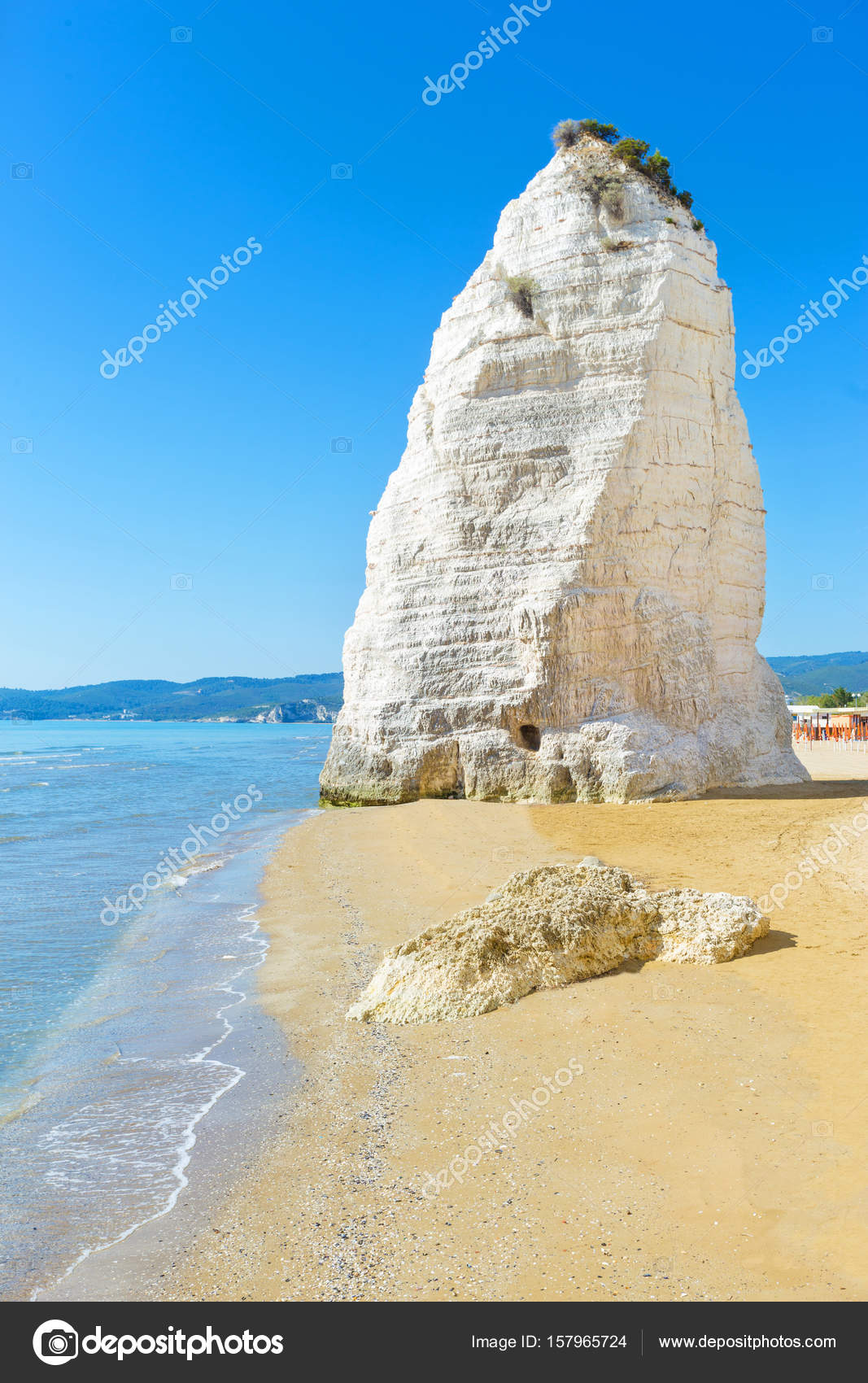 Mostra La Spiaggia Di Vieste Con Roccia Del Pizzomunno