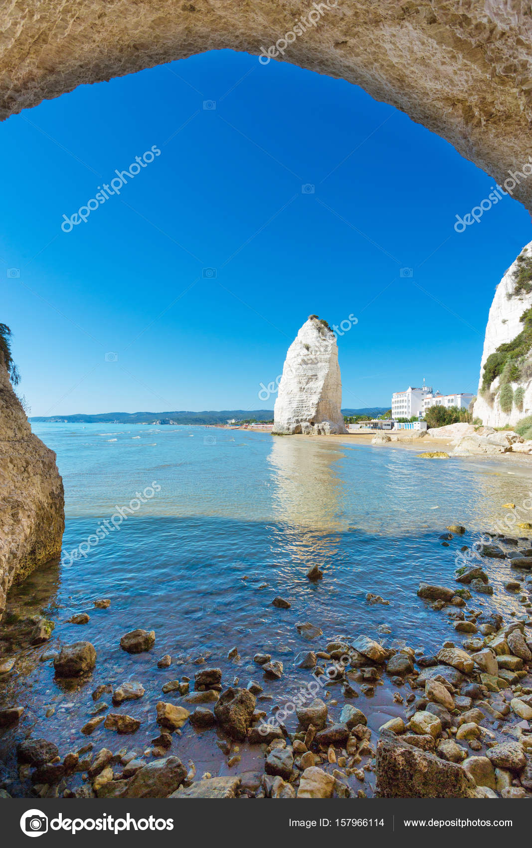 Mostra La Spiaggia Di Vieste Con Roccia Del Pizzomunno