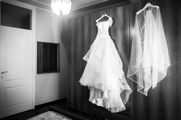 Hermoso vestido de novia —  Fotos de Stock