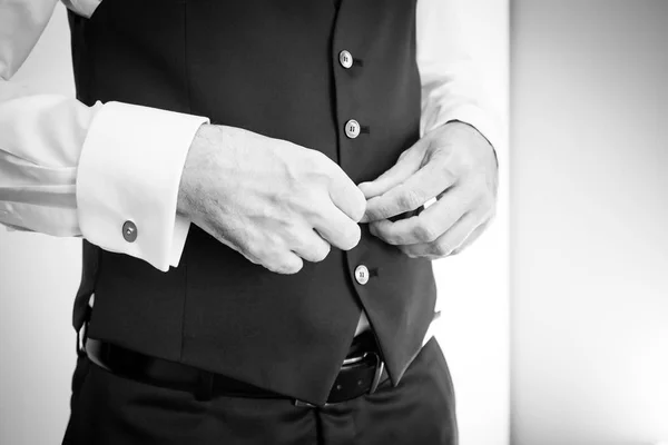Bruidegom Met Elegante Tuxedo — Stockfoto