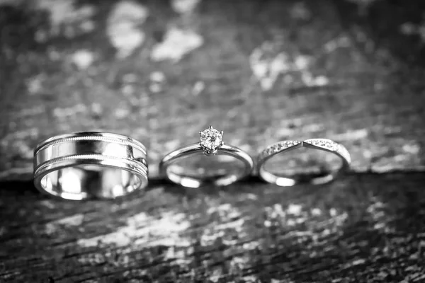 Wedding rings, diamond engagement ring — Stock Photo, Image