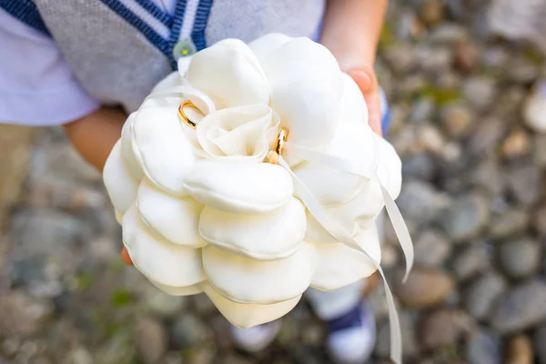 Anéis de casamento, anel de noivado de diamante — Fotografia de Stock