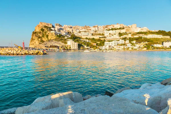 Bir Peschici, Apuglia Güney kasabasında küçük fisihing doğal bir görünüm 