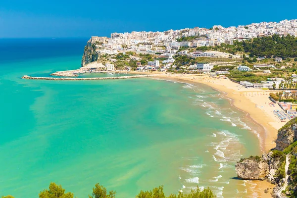 Una vista panorámica de Peschici, pequeña ciudad fisihing en Apuglia sur — Foto de Stock