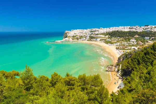 Una vista panoramica di Peschici, piccola città fisica in Apuglia sud — Foto Stock