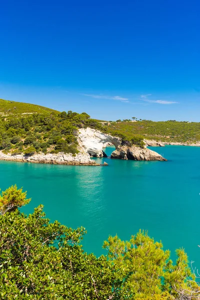 Nézd Architello vagy San Felice ív, Gargano partján, Apulia, — Stock Fotó