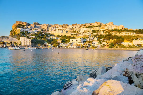 Bir Peschici, Apuglia Güney kasabasında küçük fisihing doğal bir görünüm 