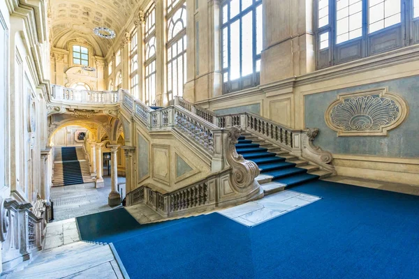 Torino, Piemonte, Italia, 06 gennaio 2016. Veduta della famosa scalinata di Palazzo Madama . — Foto Stock