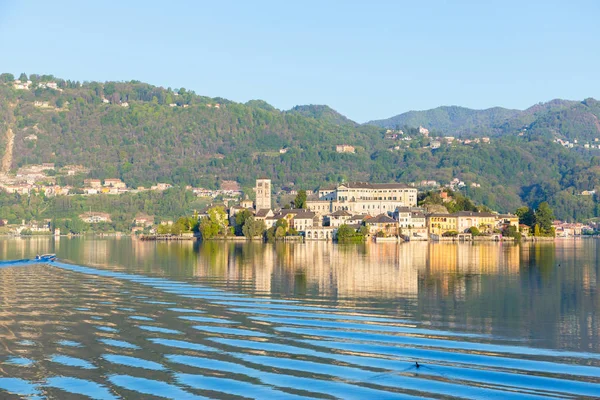 Romantisk utsikt över ön San Giulio vid sjön Orta, Piemonte, Italien — Stockfoto