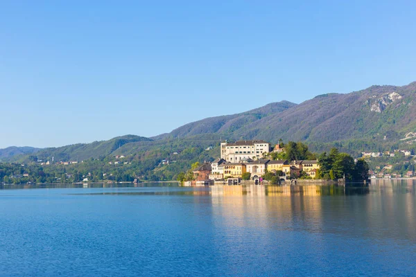 Vista romántica de la isla de San Giulio en el lago Orta, Piamonte, Italia — Foto de Stock