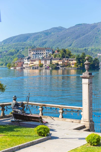 Romantický výhled na ostrov San Giulio u jezera Orta, Piemont, Itálie — Stock fotografie