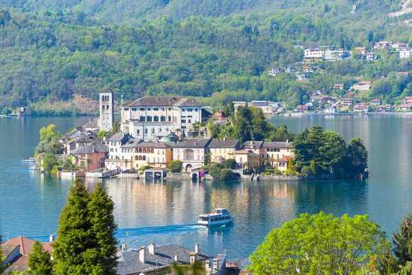 Veduta romantica dell'isola di San Giulio sul Lago d'Orta, Piemonte — Foto Stock