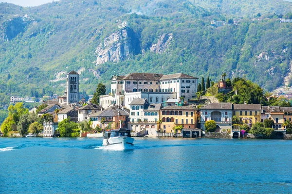 Vista romántica de la isla de San Giulio en el lago Orta, Piamonte, Italia — Foto de Stock