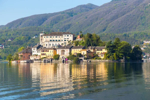 Romantyczny widok na wyspę San Giulio o jeziora Orta, Piemont, Włochy — Zdjęcie stockowe