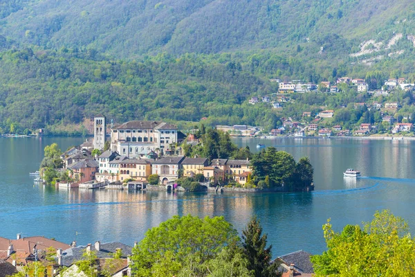 Vista romántica de la isla de San Giulio en el lago Orta, Piamonte, Italia — Foto de Stock