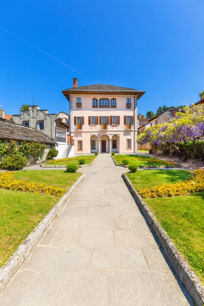 See orta, piemont, italien, 22 april 2017. blick auf villa bossi o — Stockfoto