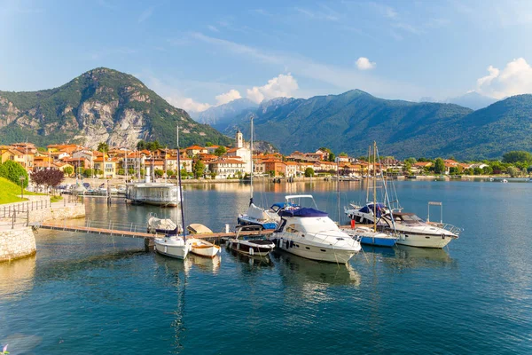 Dormelletto sin hamn, ligger vid Lago Maggiore, Piemonte, Italien. — Stockfoto