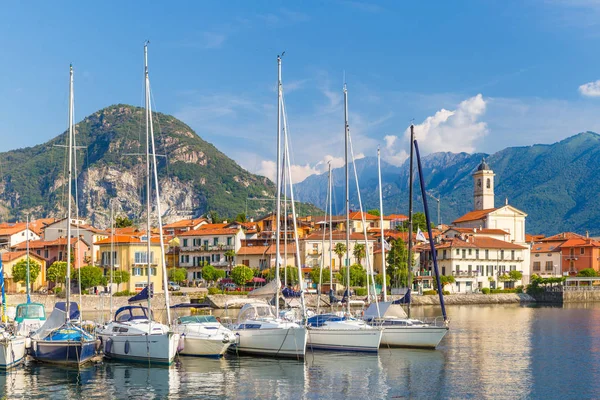 Dormelletto sin hamn, ligger vid Lago Maggiore, Piemonte, Italien. — Stockfoto