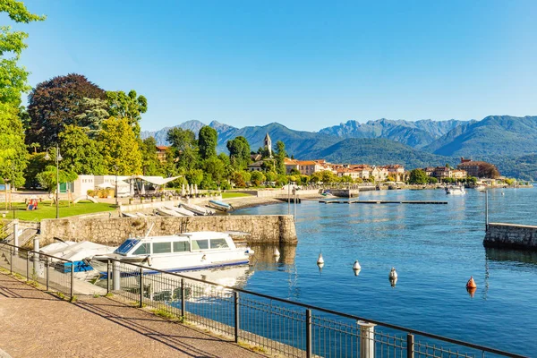 Baveno nära på Stresa, på sjön Maggiore, Italien. — Stockfoto