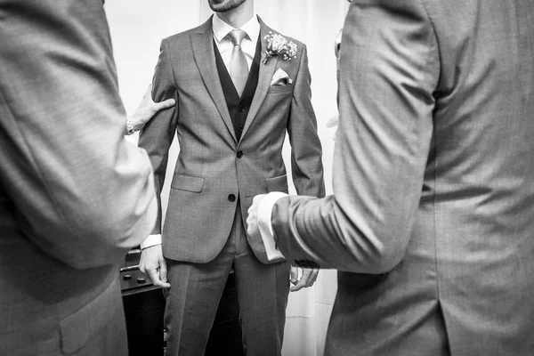 Damat Düğün tanıklarla — Stok fotoğraf