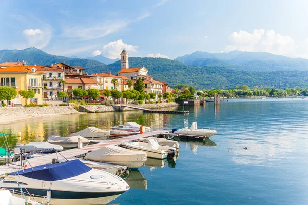 Widok na małą wieś Feriolo, nad jeziorem Maggiore, w regionie Piemont — Zdjęcie stockowe