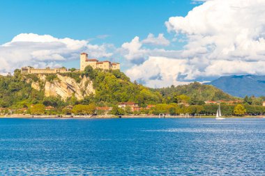 Kale Angera lake maggiore Lombardiya, İtalya