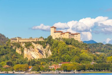 Kale Angera lake maggiore Lombardiya, İtalya