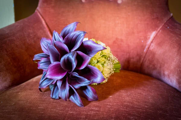 Purple calla bridal bouquet — Stock Photo, Image