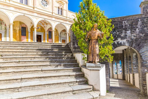 Escadaria da Igreja Madonna del Sasso, Locarno, Suíça — Fotografia de Stock